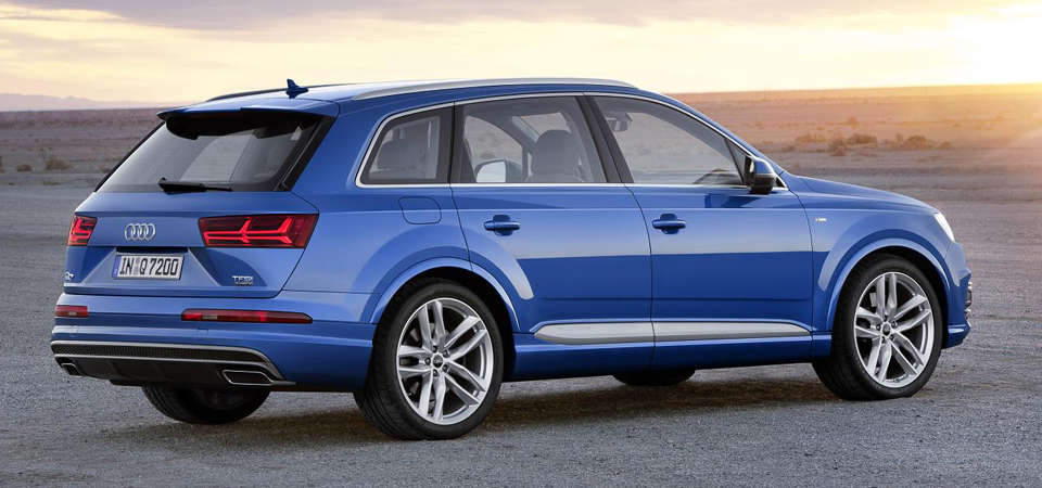 Audi-Q7-Desert-Ride-Rear