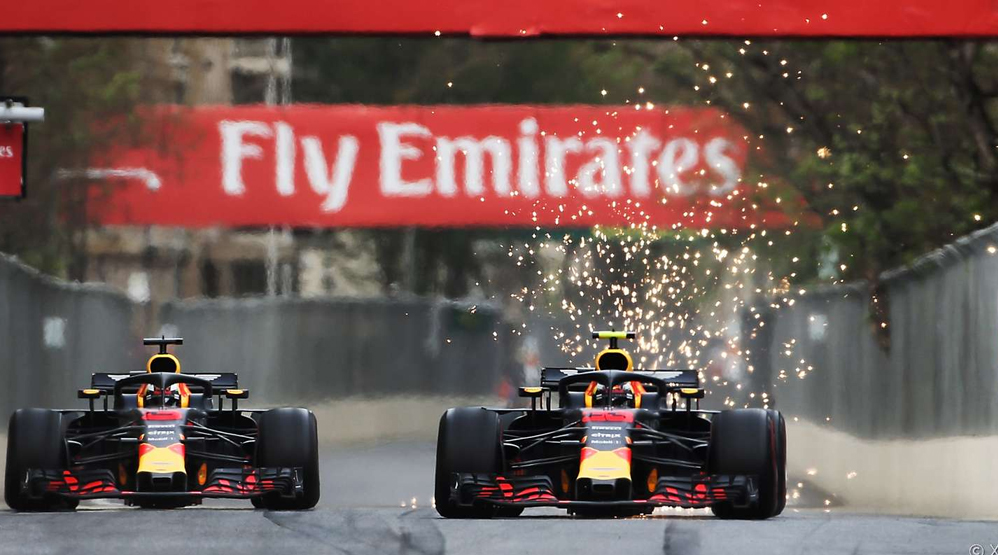 Azerbaijan-Grand-Prix-2018-Baku-Riccardo-Duels-With-Verstappen