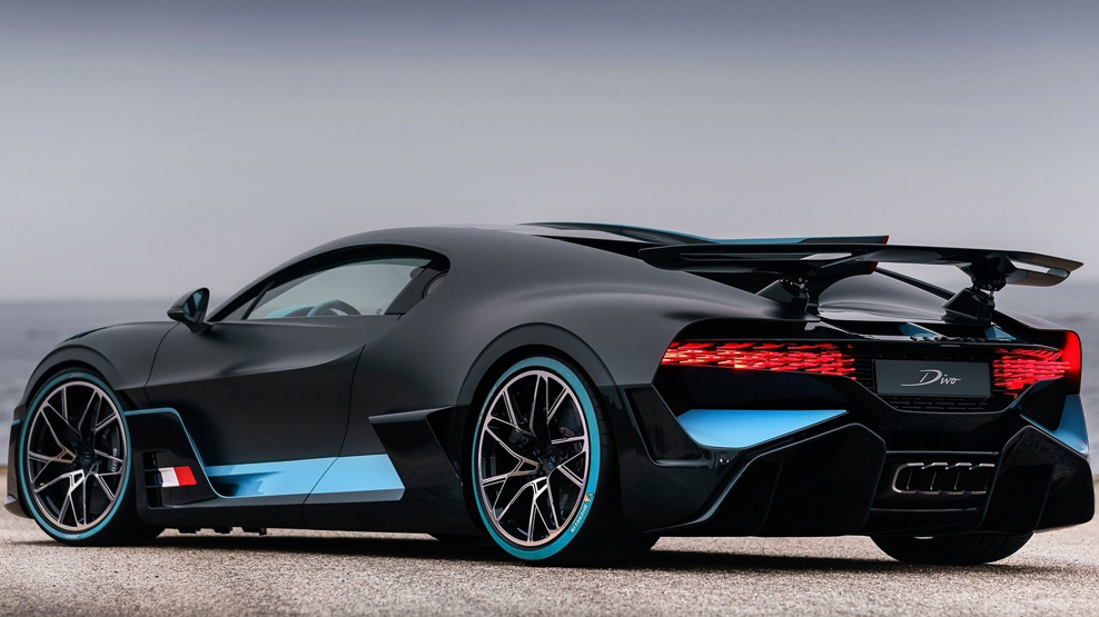 Bugatti Divo, $5m Hypercar, rear view, dailycarblog.com